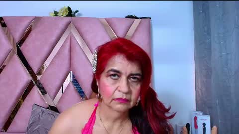 Snapshot of roxettemature chatting on 06-27-26, 12:22 RoxetteMature online show from 06-27-26, 12:22