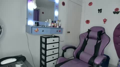 Snapshot of roxy_lu_07 chatting on 06-15-26, 02:03 Roxy online show from 06-15-26, 02:03