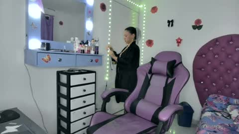 Snapshot of roxy_lu_07 chatting on 06-16-26, 01:52 Roxy online show from 06-16-26, 01:52