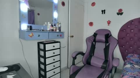 Snapshot of roxy_lu_07 chatting on 06-17-26, 01:52 Roxy online show from 06-17-26, 01:52