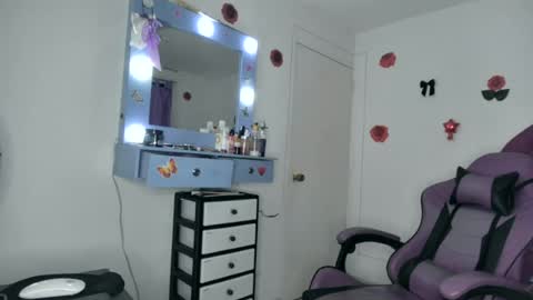 Snapshot of roxy_lu_07 chatting on 06-19-26, 02:16 Roxy online show from 06-19-26, 02:16