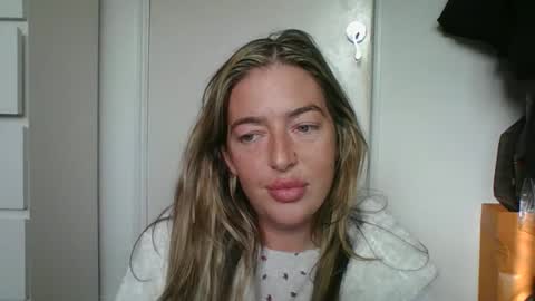 rubyredxxxoxxx online show from 03-25-26, 08:31