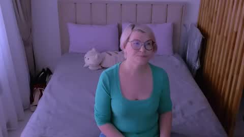 Snapshot of sabrinamacmarren chatting on 03-23-26, 08:07 Sabrina MacMarren online show from 03-23-26, 08:07