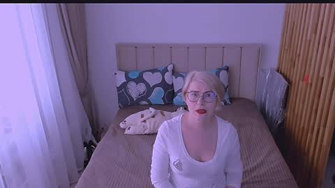 Snapshot of sabrinamacmarren chatting on 04-05-26, 11:18 Sabrina MacMarren online show from 04-05-26, 11:18