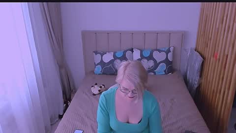 Snapshot of sabrinamacmarren chatting on 04-06-26, 01:12 Sabrina MacMarren online show from 04-06-26, 01:12