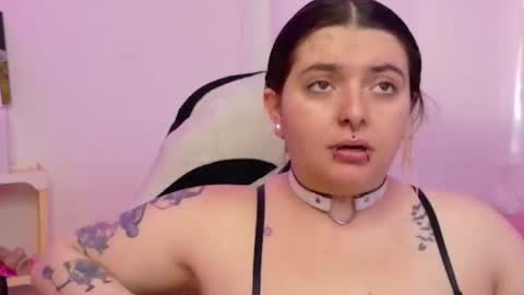 Snapshot of sachi_meow chatting on 07-19-26, 02:43 Ig online show from 07-19-26, 02:43