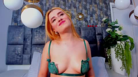 Snapshot of salomelarzon chatting on 04-11-26, 04:28 Salome Larzon online show from 04-11-26, 04:28