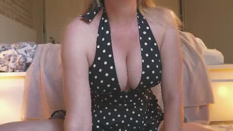 Snapshot of saltedhoney chatting on 06-19-26, 02:10 IsaBella- online show from 06-19-26, 02:10