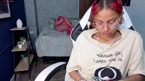 Snapshot of saphiire_ chatting on 06-18-26, 02:10 saphi online show from 06-18-26, 02:10