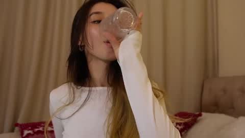 Snapshot of sarasuo chatting on 01-14-25, 07:53 Shara online show from 01-14-25, 07:53