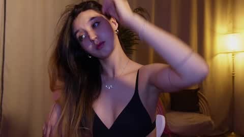 Snapshot of sarasuo chatting on 02-20-25, 03:19 Shara online show from 02-20-25, 03:19