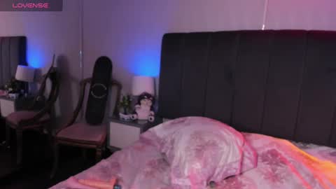 Snapshot of sashajune chatting on 01-21-25, 12:04 selene online show from 01-21-25, 12:04