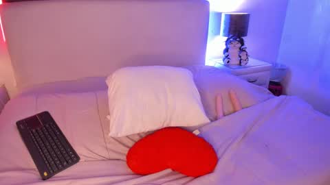 Snapshot of sashajune chatting on 02-23-25, 01:02 selene online show from 02-23-25, 01:02