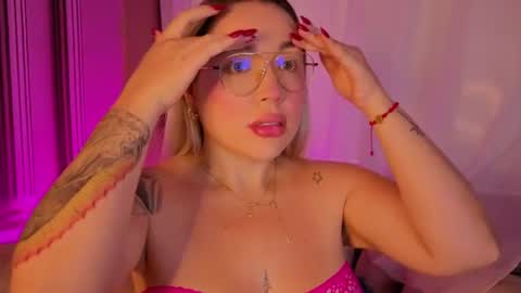 Snapshot of savanna_blonde chatting on 06-14-26, 08:44 Savanna online show from 06-14-26, 08:44