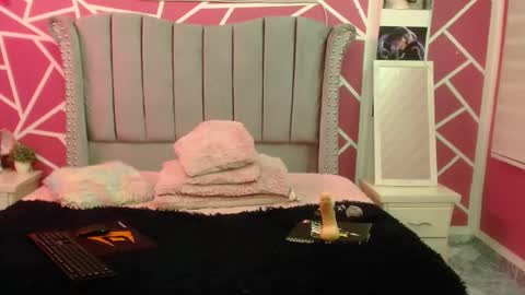 scarlet y melody online show from 03-01-25, 04:00