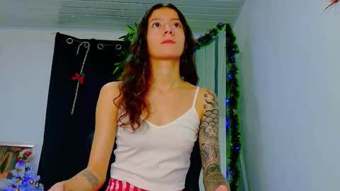 Snapshot of scarletjonesx chatting on 12-17-25, 11:55 Denis online show from 12-17-25, 11:55