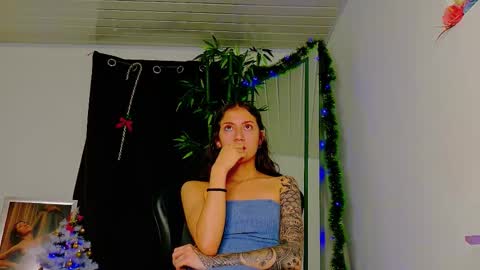 Snapshot of scarletjonesx chatting on 01-10-26, 11:31 Denis online show from 01-10-26, 11:31