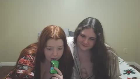 Snapshot of scarletttsinner chatting on 06-11-26, 12:32 scarletttsinner online show from 06-11-26, 12:32