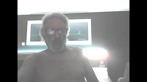 Snapshot of seantheflyer chatting on 10-10-25, 03:38 seantheflyer online show from 10-10-25, 03:38