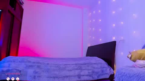     .  INDEPENDENT MODEL online show from 07-07-26, 11:58