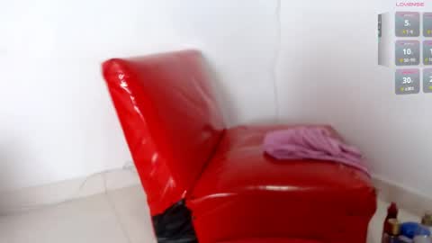 Snapshot of seductivespellvagina80 chatting on 05-05-26, 05:37 Estefany online show from 05-05-26, 05:37