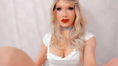 Snapshot of sensual_miss_mia chatting on 04-21-26, 10:45 Mia online show from 04-21-26, 10:45