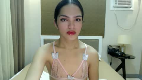 Snapshot of servicedoll18 chatting on 10-02-25, 05:42 Bella online show from 10-02-25, 05:42