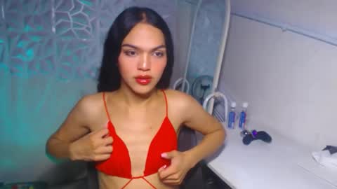 Snapshot of servicedoll18 chatting on 11-08-25, 05:23 Bella online show from 11-08-25, 05:23