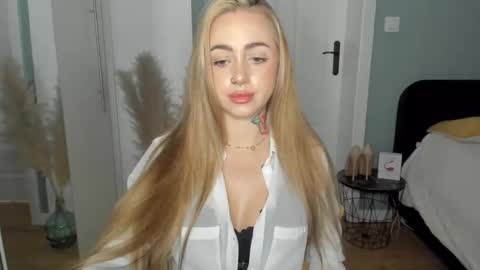 C o r a l i e online show from 04-15-26, 07:37