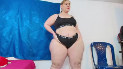 Snapshot of sexy_curvi chatting on 06-26-26, 04:00 karla instagram online show from 06-26-26, 04:00