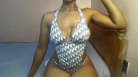 Snapshot of sexy_ellahh chatting on 01-08-26, 12:40 Ellahh online show from 01-08-26, 12:40