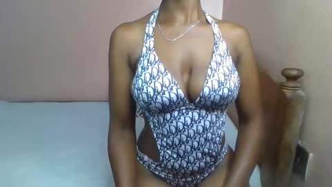 Snapshot of sexy_ellahh chatting on 01-19-26, 12:31 Ellahh online show from 01-19-26, 12:31