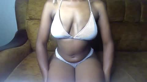 Snapshot of sexy_ellahh chatting on 03-27-26, 02:06 Ellahh online show from 03-27-26, 02:06