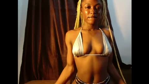 Snapshot of sexy_maureen chatting on 06-14-26, 08:05 maggi online show from 06-14-26, 08:05