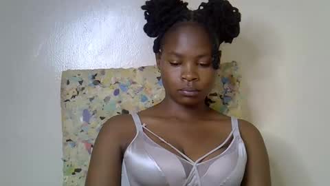 Snapshot of sexy_molyne chatting on 03-13-26, 05:58 Molyne online show from 03-13-26, 05:58