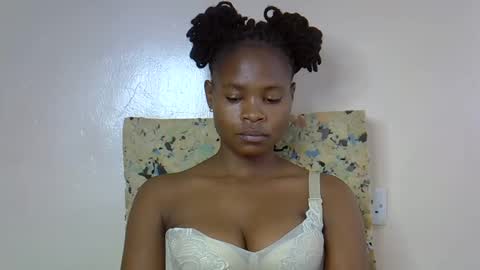 Snapshot of sexy_molyne chatting on 03-24-26, 02:05 Molyne online show from 03-24-26, 02:05