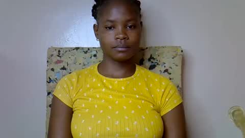 Snapshot of sexy_molyne chatting on 04-16-26, 01:39 Molyne online show from 04-16-26, 01:39