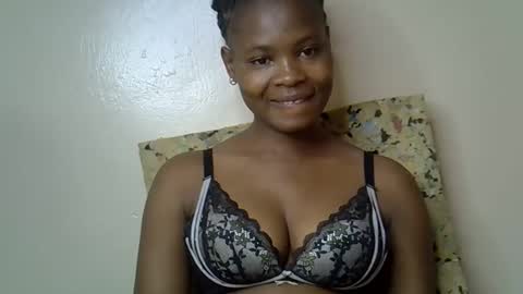 Snapshot of sexy_molyne chatting on 04-17-26, 11:52 Molyne online show from 04-17-26, 11:52