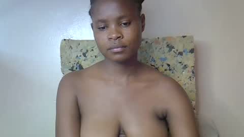 Snapshot of sexy_molyne chatting on 04-19-26, 11:31 Molyne online show from 04-19-26, 11:31