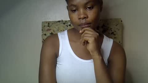 Snapshot of sexy_molyne chatting on 04-24-26, 12:24 Molyne online show from 04-24-26, 12:24