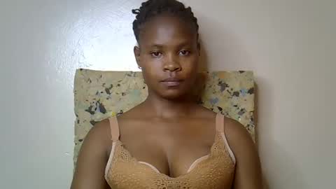 Snapshot of sexy_molyne chatting on 04-27-26, 11:19 Molyne online show from 04-27-26, 11:19