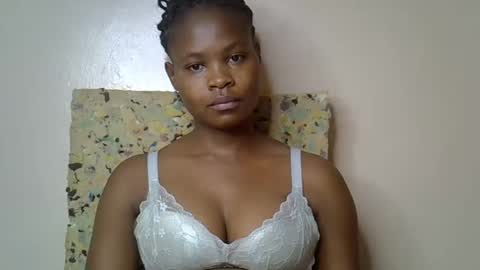 Snapshot of sexy_molyne chatting on 04-27-26, 11:36 Molyne online show from 04-27-26, 11:36