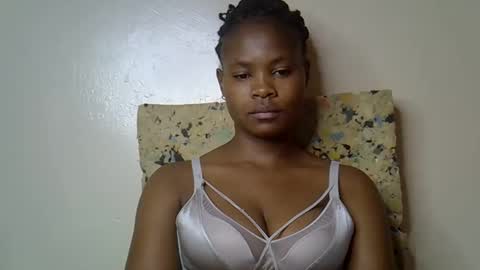 Snapshot of sexy_molyne chatting on 04-29-26, 12:05 Molyne online show from 04-29-26, 12:05