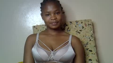 Snapshot of sexy_molyne chatting on 05-13-26, 05:05 Molyne online show from 05-13-26, 05:05