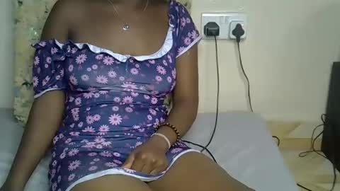 Snapshot of sexy_molyne chatting on 05-21-26, 02:02 Molyne online show from 05-21-26, 02:02