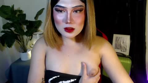 Snapshot of sexy_rc18 chatting on 06-19-26, 06:23 RC online show from 06-19-26, 06:23