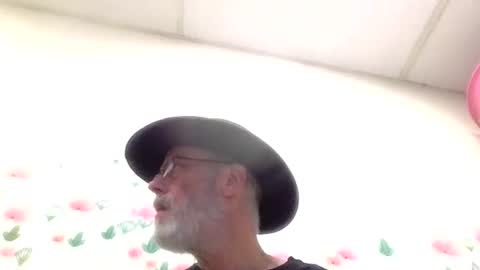 Snapshot of sexy_white_daddy chatting on 04-11-26, 08:40 Daddy online show from 04-11-26, 08:40