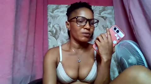 Snapshot of sexydoll32 chatting on 07-12-26, 12:18 sexydoll32 online show from 07-12-26, 12:18