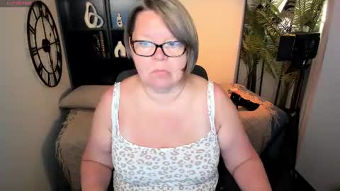 Snapshot of shannonshine chatting on 06-21-26, 08:17 Shannon online show from 06-21-26, 08:17
