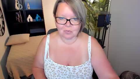 Snapshot of shannonshine chatting on 07-14-26, 10:54 Shannon online show from 07-14-26, 10:54